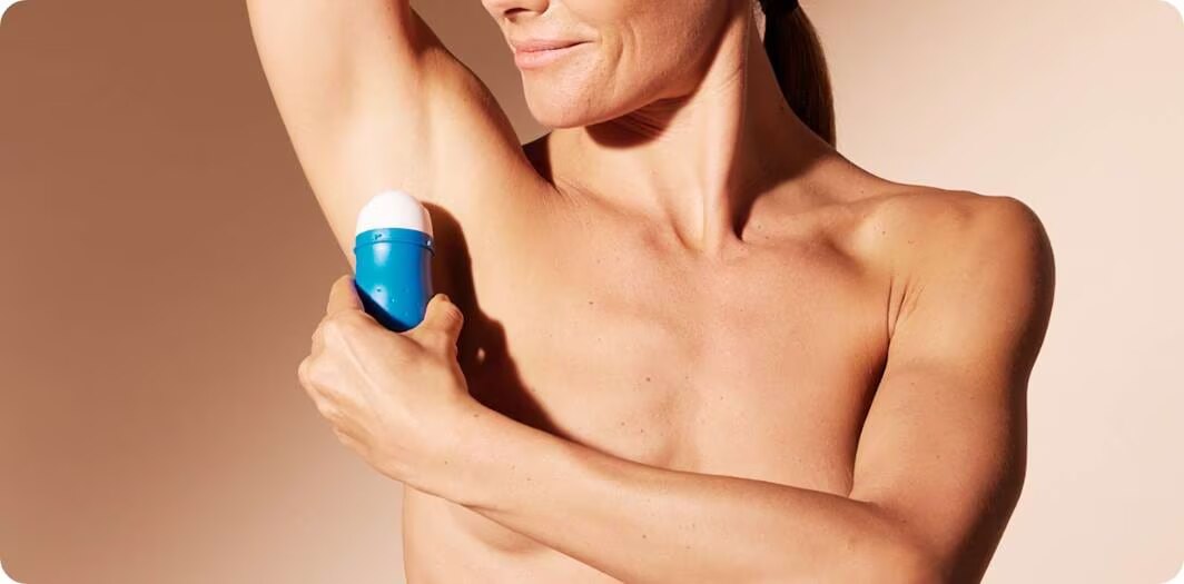 Hombre usando desodorantes Sanex