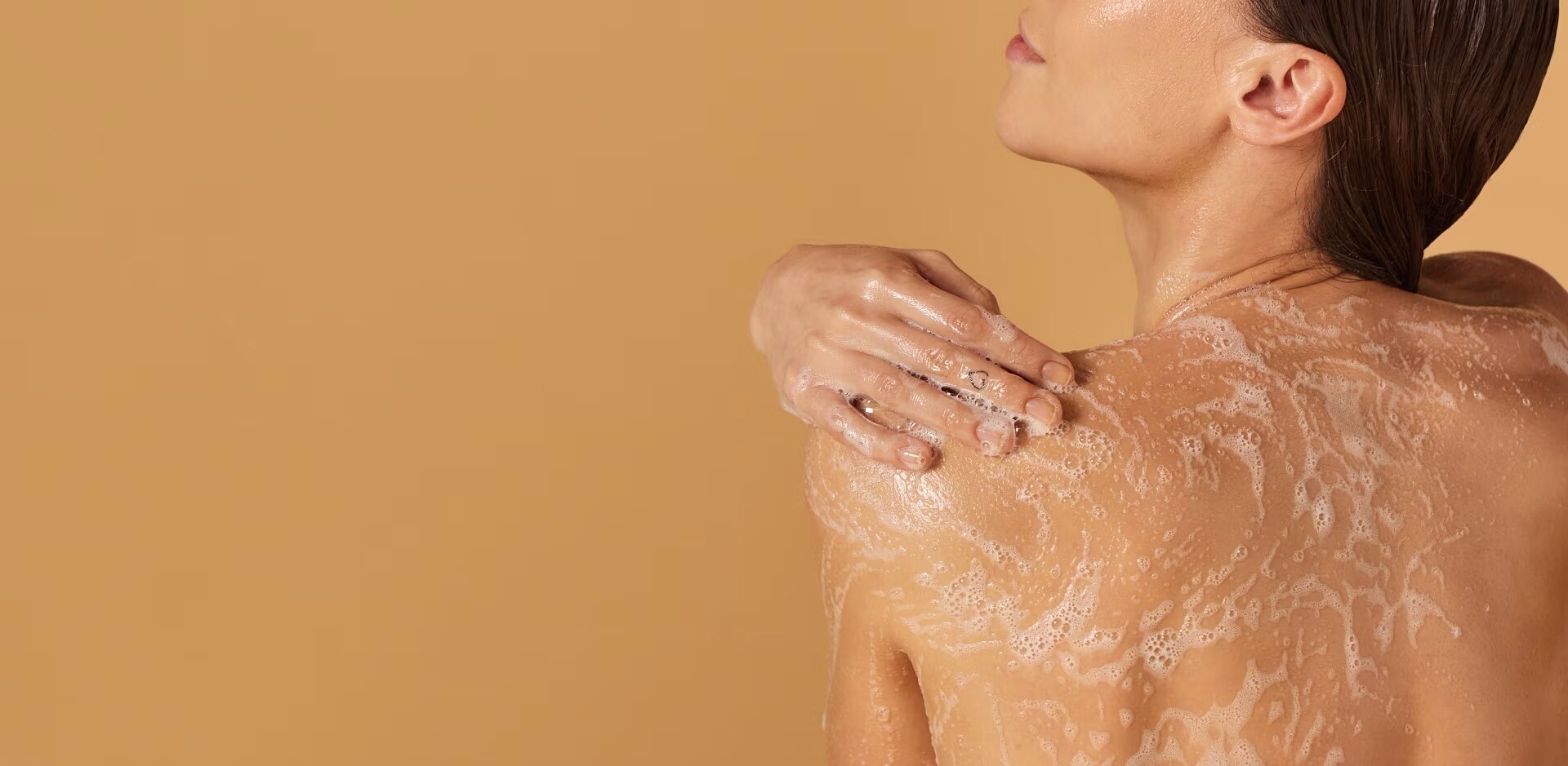 Imagen de una mujer lavando su cuerpo