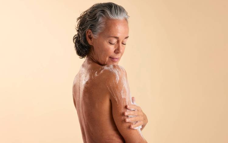 Mujer usando Sanex Neutro SIN