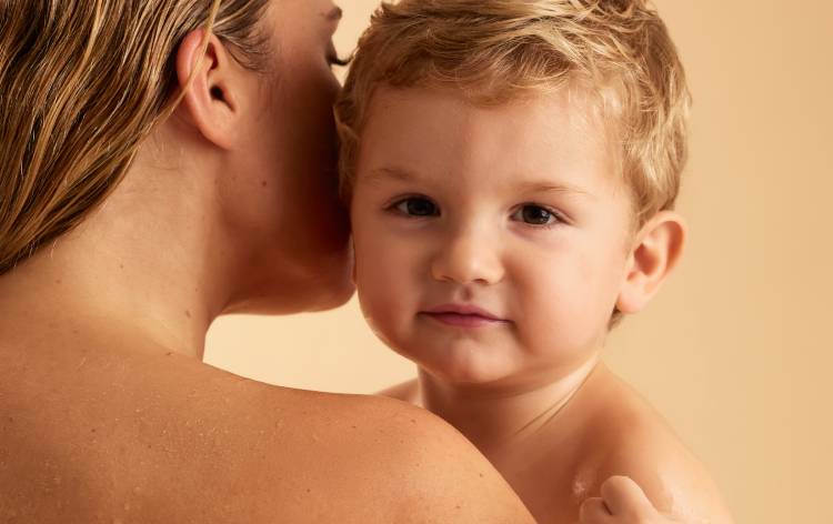 Mamá tiene a su hijo en sus brazos